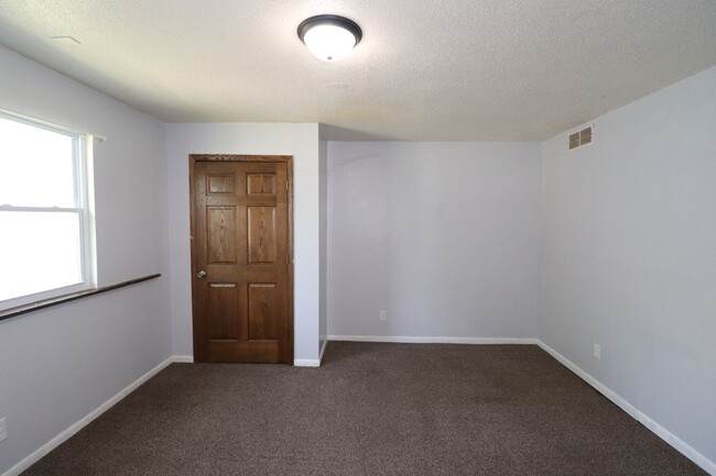 Building Photo - Spacious duplex for rent!