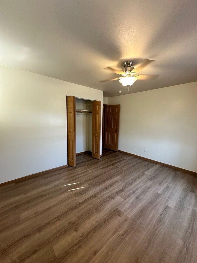 Building Photo - Lovely 2 bedroom 1.5 bath condo