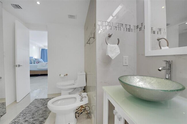 Building Photo - 3430 Galt Ocean Dr