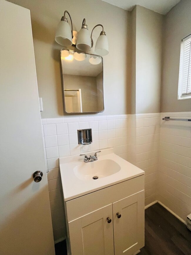 Building Photo - three bedroom duplex with ALL utilities included