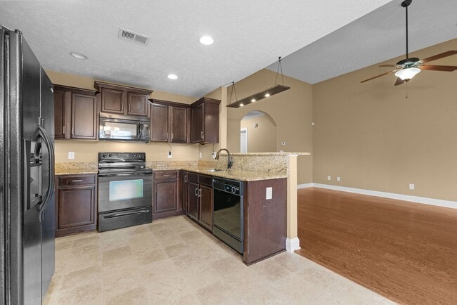 Building Photo - Three Bedroom with Bonus!