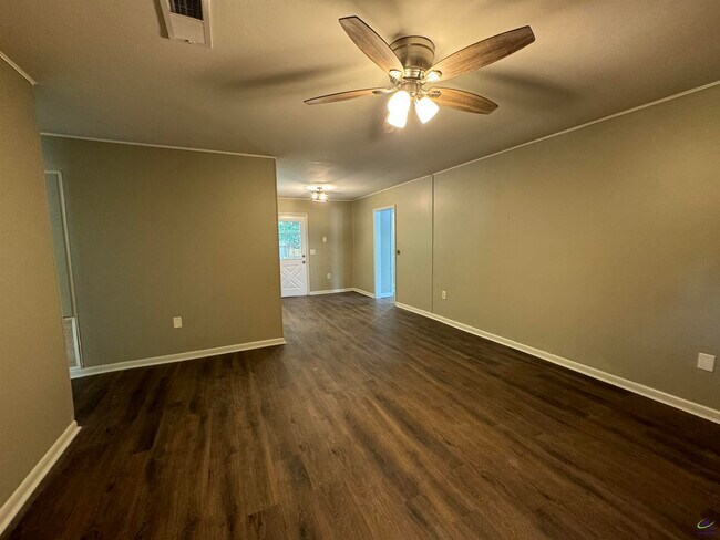 Building Photo - 204 Mike St