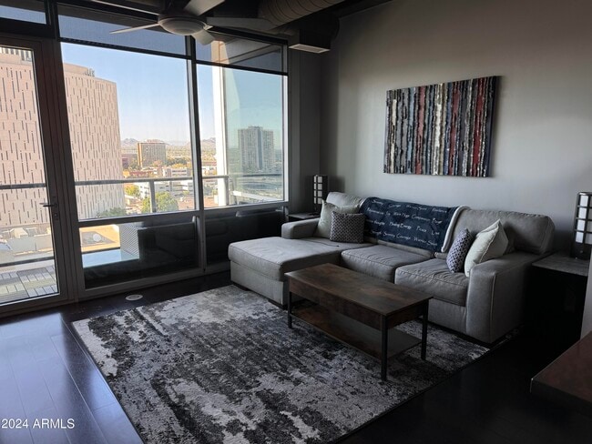 Primary Photo - 1 E Lexington Ave