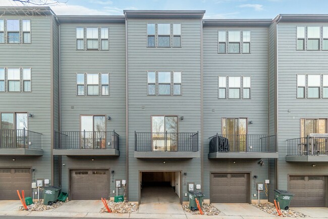 Building Photo - Stunning 3-Bedroom Townhouse in the Heart ...