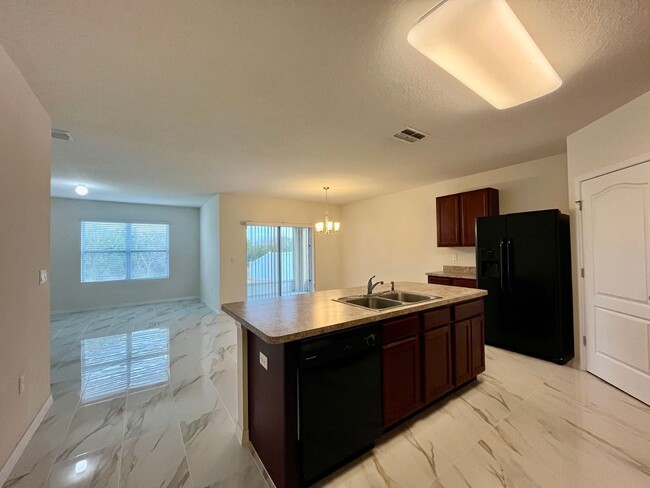 Building Photo - Modern 3 bed/2 bath home with brand-new fl...