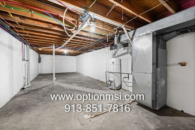 Building Photo - Very Spacious and ready for immediate move-in!!