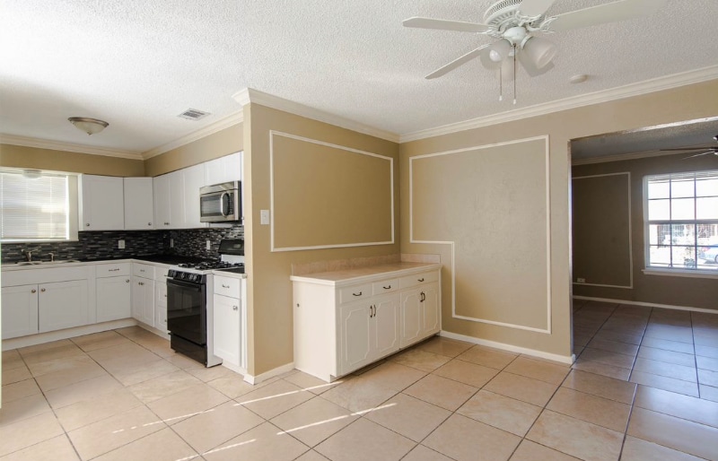 Building Photo - 830 E Linda Dr