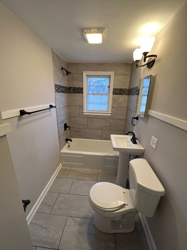 Building Photo - 722 W Olin Ave