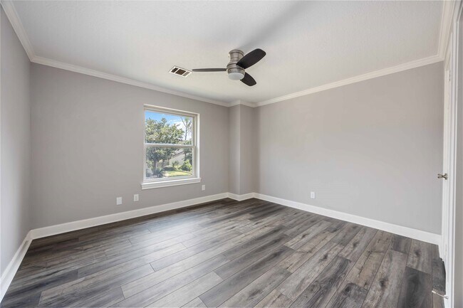 Building Photo - 11930 Carriage Hill Dr