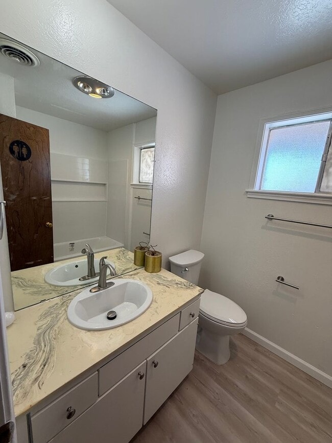 Building Photo - Newly Remodeled Big and Spacious 5 Bed Home! Huge Back Yard!