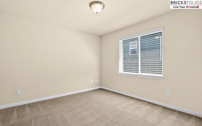 Building Photo - Natural Light-Filled Renton Home with Spac...