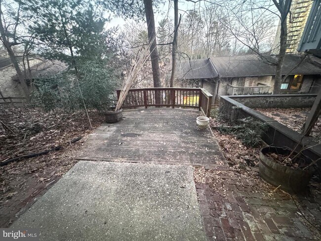 Building Photo - 9250 Three Oaks Dr