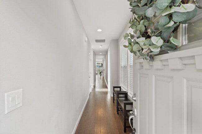 Building Photo - Bright and Modern Home Near Woodstock with...