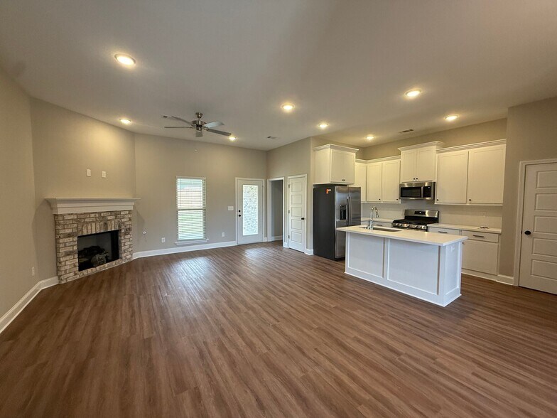 Building Photo - 110 Madisonville Dr