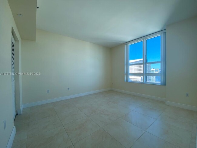 Building Photo - 950 Brickell Bay Dr