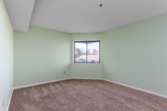 Building Photo - 10 Kellogg Rd