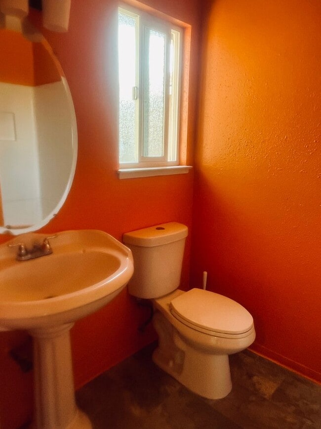 Building Photo - Spacious 4 BD/2 Bath in centrally located ...