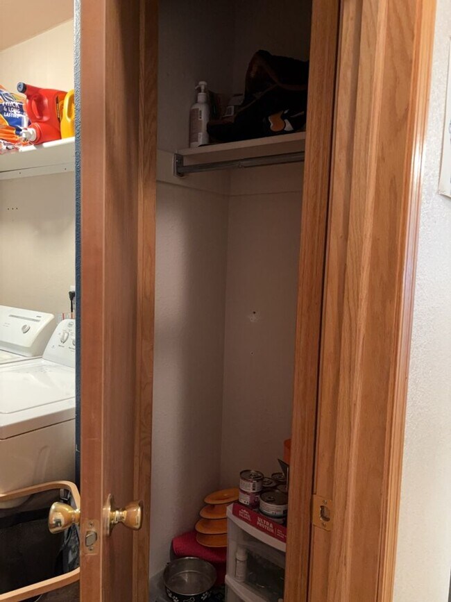 Building Photo - STUDENTS WELCOME! 3 Bed, 2 Bath Duplex in West Fort Collins close to Foothills