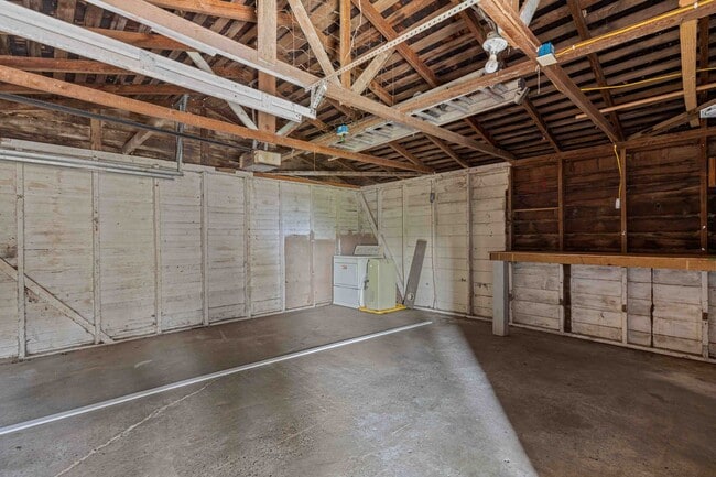 Building Photo - 2 bedroom / 1 bathroom available for rent ...