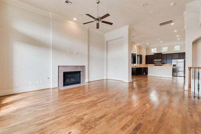 Building Photo - 619 Live Oak St