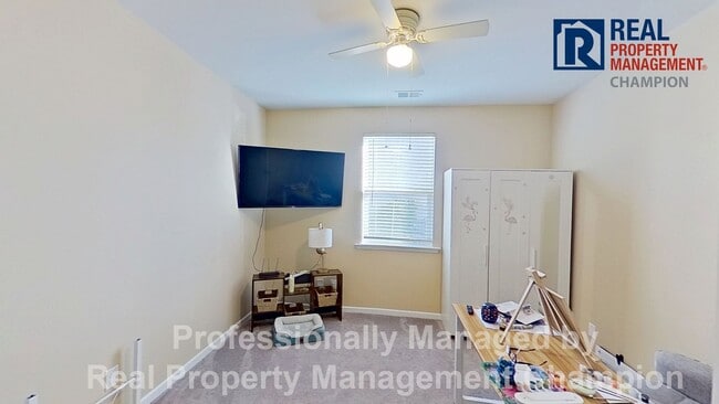 Building Photo - Spacious 4 BD/2 BA Home in Hawkeswater on the River