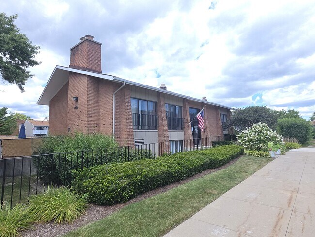 Building Photo - 2000 Bayside Dr