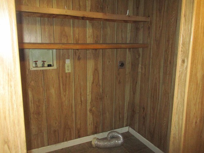 Building Photo - 413 Debby St