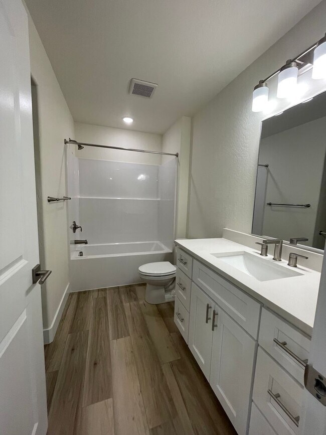 Building Photo - 410 4th St