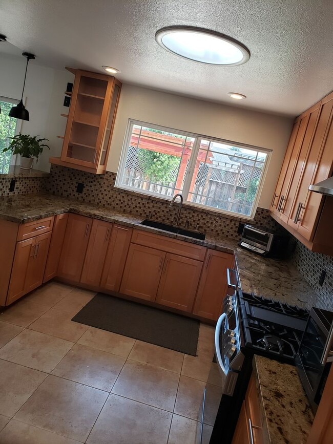 Building Photo - Beautiful Remodeled 3x2 Home in Sunland Pa...