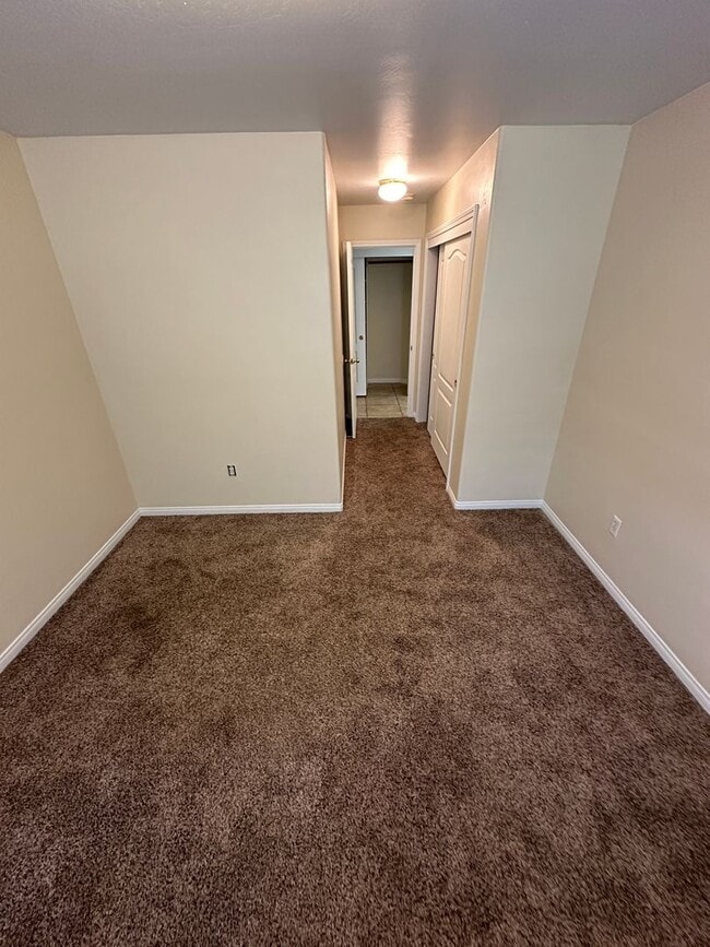 Building Photo - Charming 3-Bed, 2-Bath Home for Rent in Bakersfield, CA!