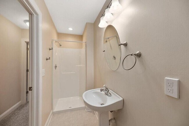 Building Photo - AVAILABLE NOW: 4 Bed 3.5 Bath in Coosaw Cr...