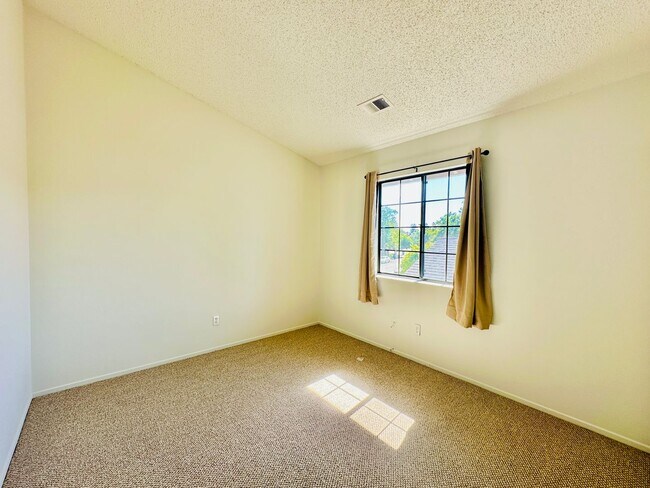 Building Photo - 1537 Yarberry Dr