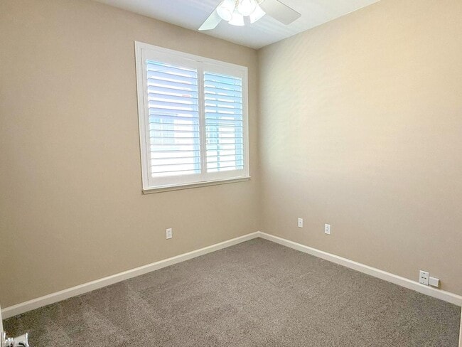 Building Photo - Modern End Unit Townhouse In Great Dublin ...