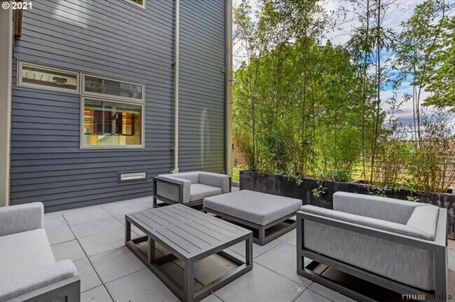 Building Photo - Urban Retreat in the Heart of Mississippi w/ Reserved Parking – 2bd/1.bath Upscale Condo