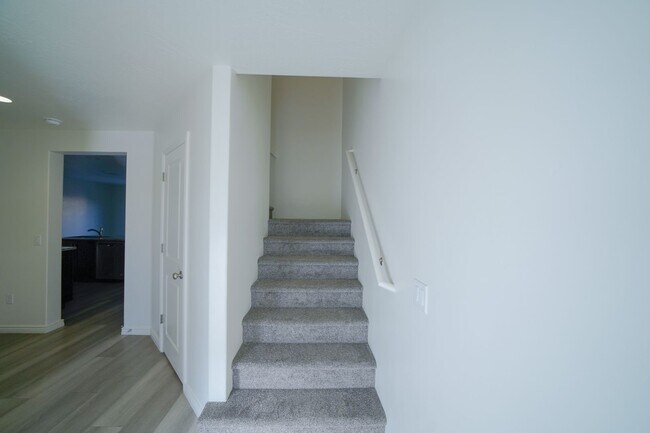 Building Photo - Spacious Townhome for Rent – Prime Location!