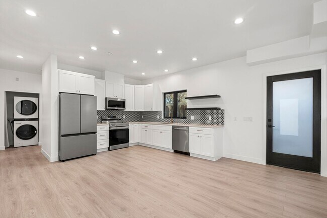 Building Photo - Stunning brand new construction, modern lu...
