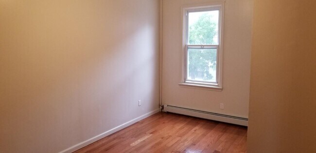 Building Photo - 39 Bowers St