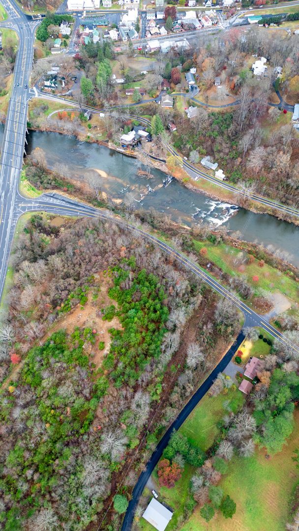 Building Photo - Great 2 Bedroom House in Dillsboro near the River $1400 available June 5th for year-long lease