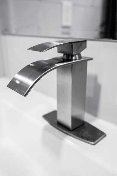 Building Photo - 975-977-977 SW 10th St