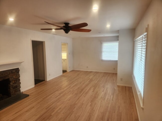 Building Photo - 522 Avalon Dr