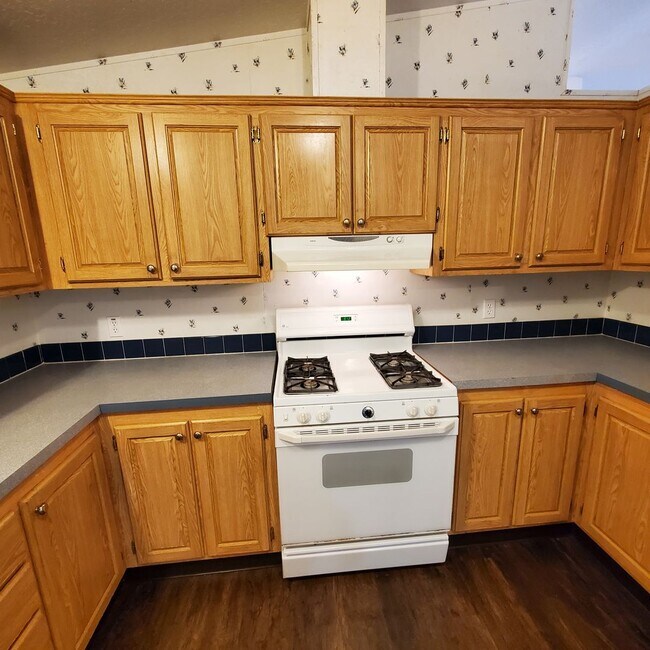 Building Photo - Pet Friendly 3 Bed : 2Bath Home w/ a Carport
