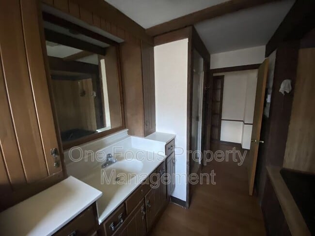 Building Photo - 935 E 2nd St