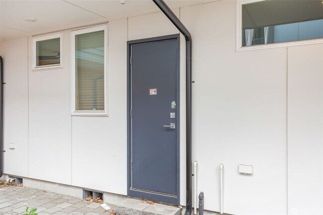 Building Photo - 2Bd/2Ba Seattle Townhouse