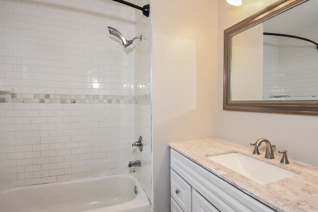 Building Photo - Fantastic 4bd/2ba home! Coming soon!