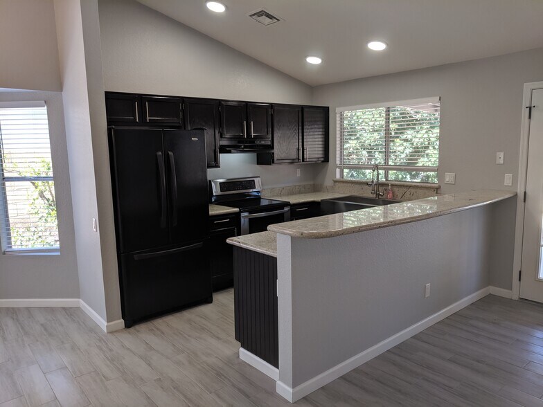 Building Photo - 14101 N 78th Dr