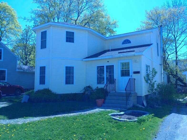 Primary Photo - 208 Grove St