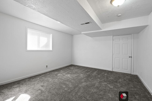 Building Photo - Stunning Single Family Home In Excellent M...