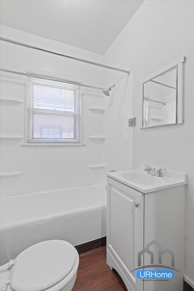 Building Photo - Exceptional Value: Charming Portland Studio ($1,100)