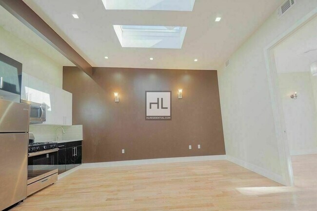 Building Photo - 146 EVERGREEN AVENUE 3B