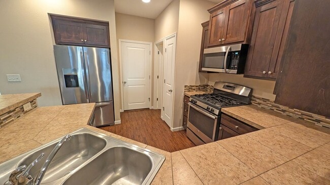 Building Photo - 4 bedroom 2.5 bathroom home